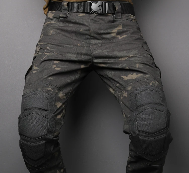 Un par de pantalones de camuflaje con bolsillos