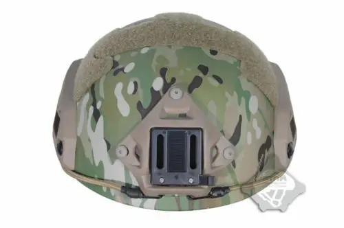 Un casco de camuflaje con un cable enchufado
