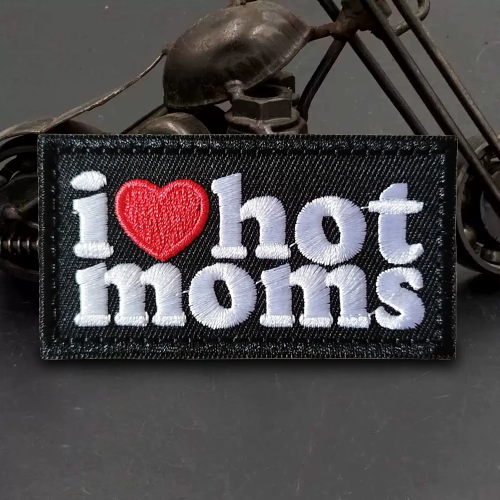 Parche bordado táctico I LOVE HOT MOMS – Velcro para mochila - imagen 4