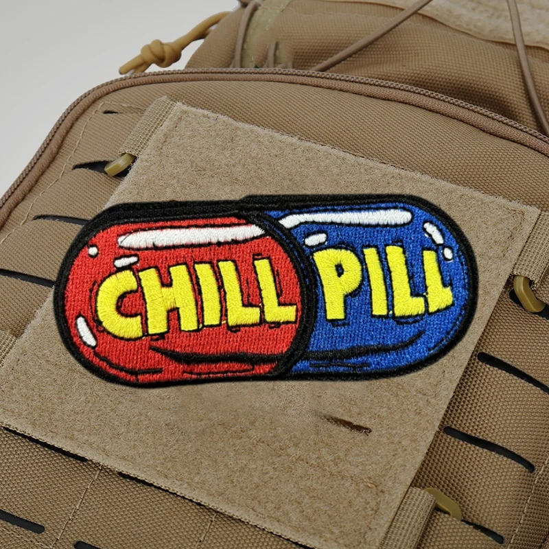 Parche bordado de pastillas calmantes azules y rojas, insignia de moral táctica, parches militares con gancho, brazalete para ropa, pegatinas para mochila - imagen 2