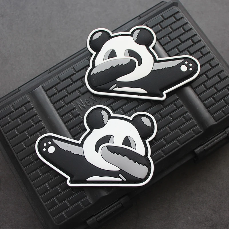 Parche de PVC con gesto de Hip Hop de Panda de dibujos animados que brilla en la oscuridad, insignia táctica creativa divertida para diversión nocturna y espíritu de equipo, decoración DIY
