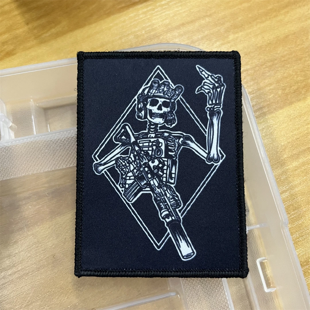 Parche de Velcro bordado de Calavera, emblema de niebla con pistola, brazalete táctico, insignia de moral militar, pegatina de decoración de mochila - imagen 2