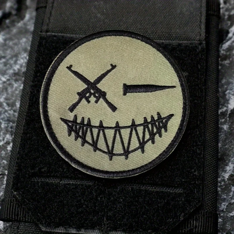 Cara sonriente malvada, emblema de gancho bordado, pistolas y balas, parche táctico de moral, insignia militar, brazalete de combate, pegatinas para mochila - imagen 5