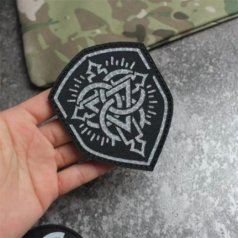 Parches reflectantes de Anime para niñas, insignias de primera línea en la mochila, brazalete de bucle de gancho, Henna Trinity IR, Blue Archive Millennium - imagen 5