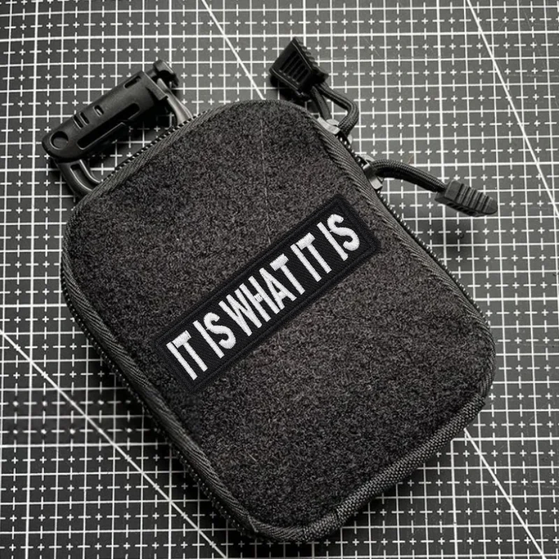 Parche táctico "IT IS WHAT IT IS", insignia bordada de moral, gancho y bucle, mochila, accesorios de decoración de ropa, pegatinas, brazalete - imagen 2