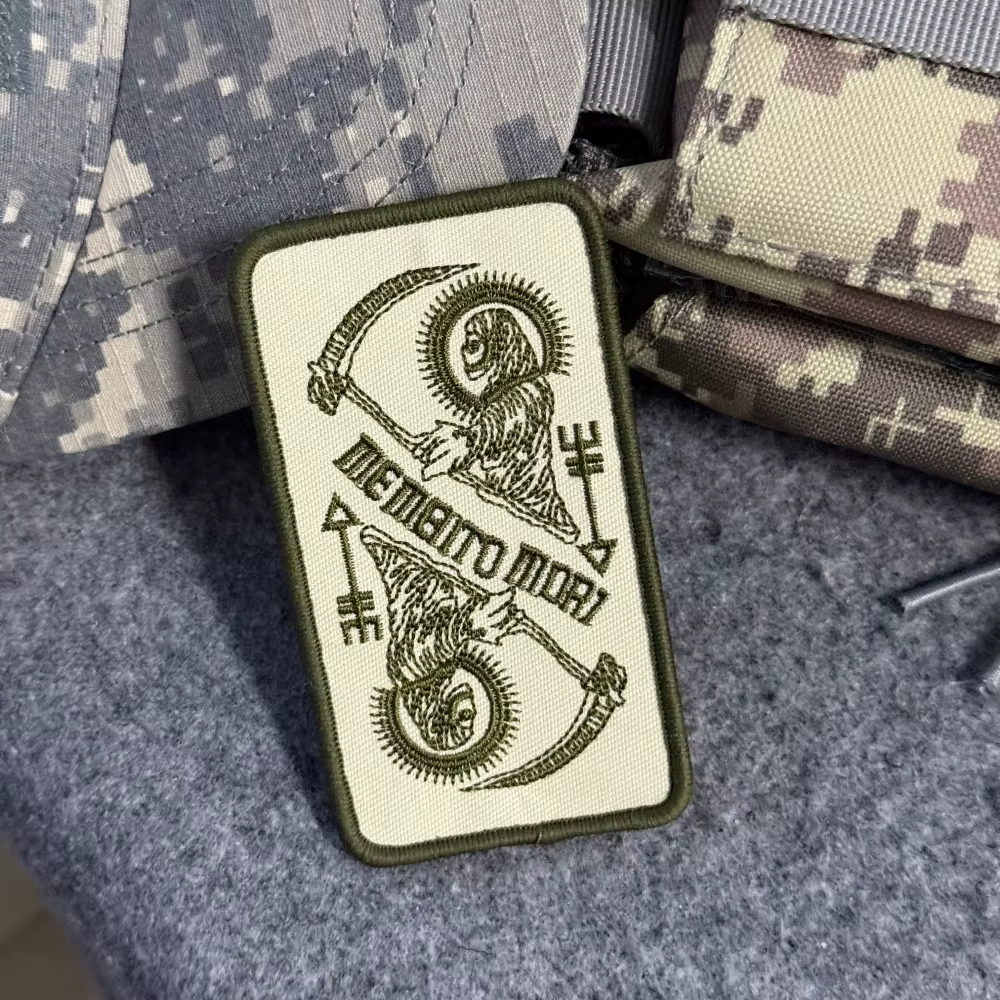 Parche táctico bordado Memento Mori con velcro para MOLLE - imagen 5