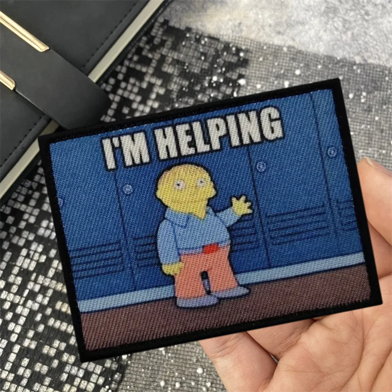 I'M HELPING-Parche de insignia divertida, parche de insignia de moral de animación, brazalete militar, gancho y bucle, pegatinas para sombrero y mochila