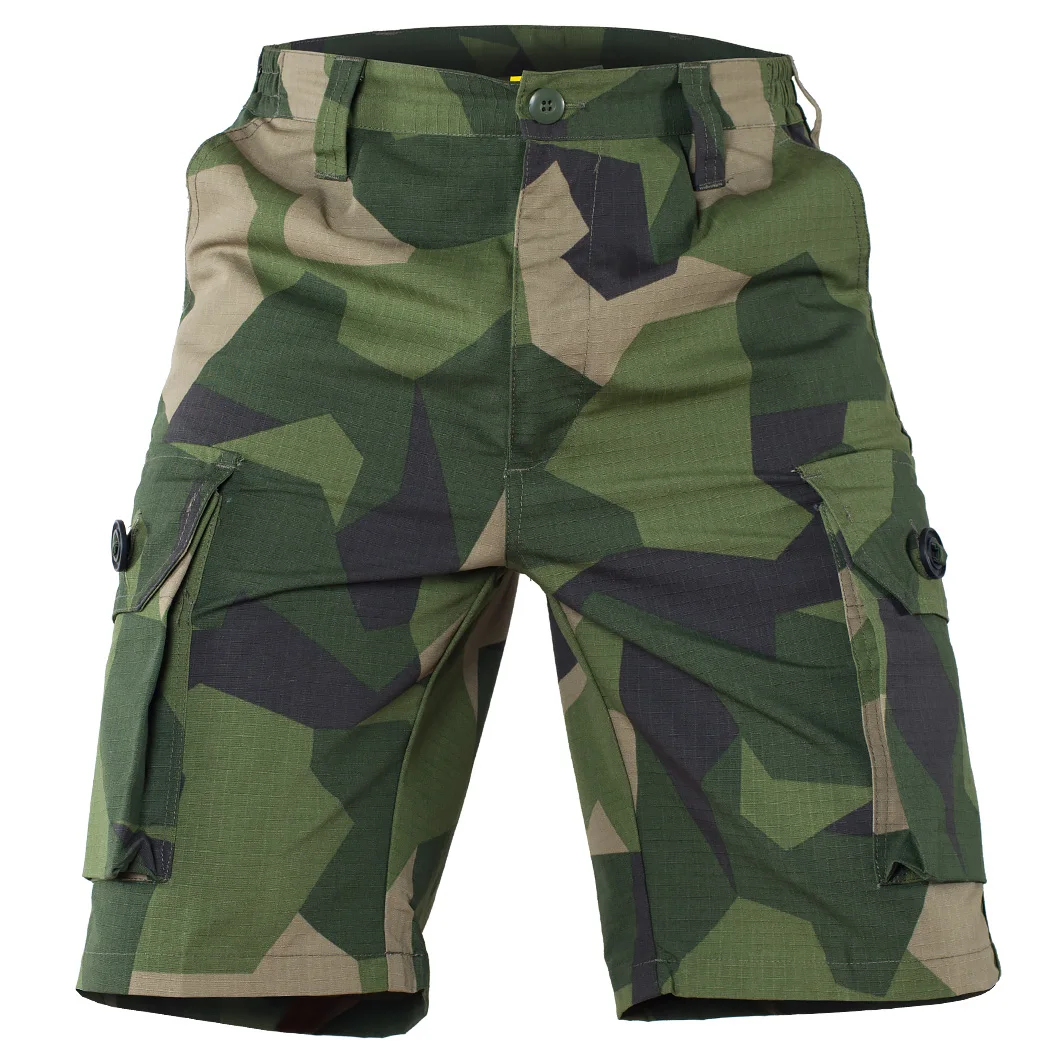 Un par de pantalones cortos de camuflaje con un bolsillo en el costado