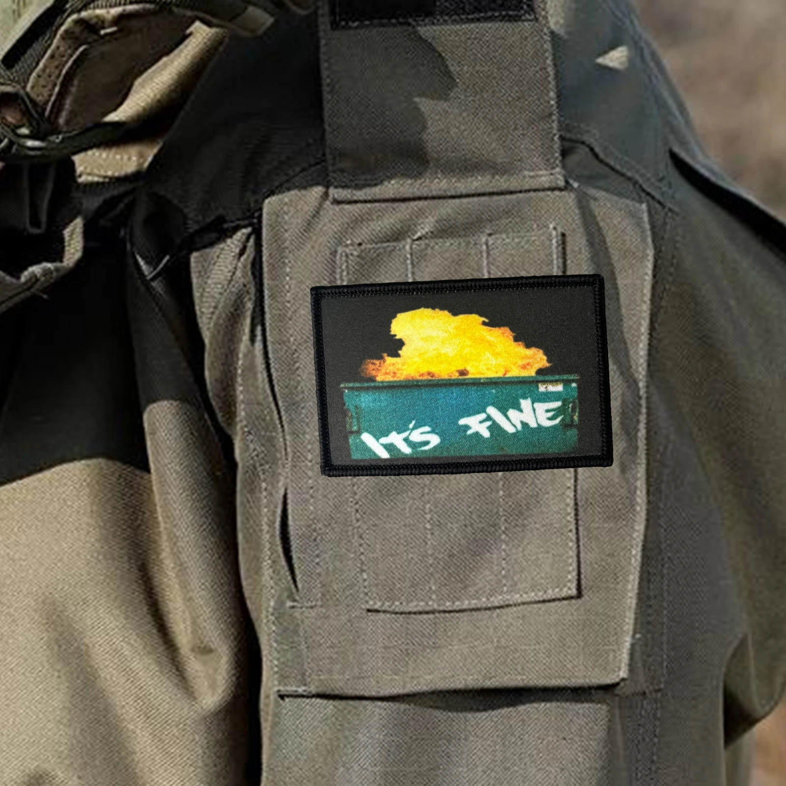 Parche táctico Dumpster Fire It's Fine, emblema divertido con gancho y bucle, insignia de moral del ejército militar de EE. UU., brazalete, pegatinas para mochila de regalo - imagen 4