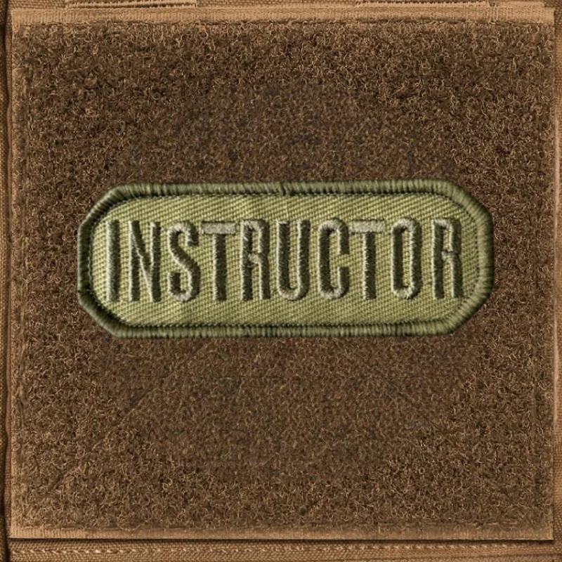 Parche INSTRUCTOR en diferentes ángulos y colores disponibles