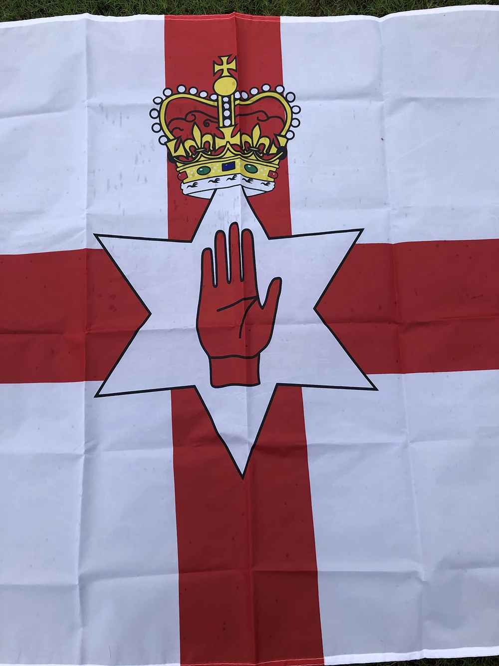 Bandera colocada en mástil exterior