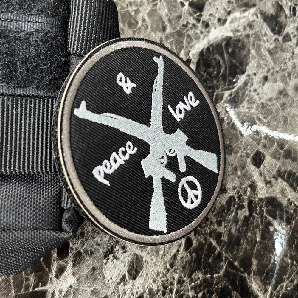 Parche de gancho y bucle bordado de Rifle AR de paz y amor, insignia de moral táctica, brazalete militar, pegatina de mochila - imagen 2