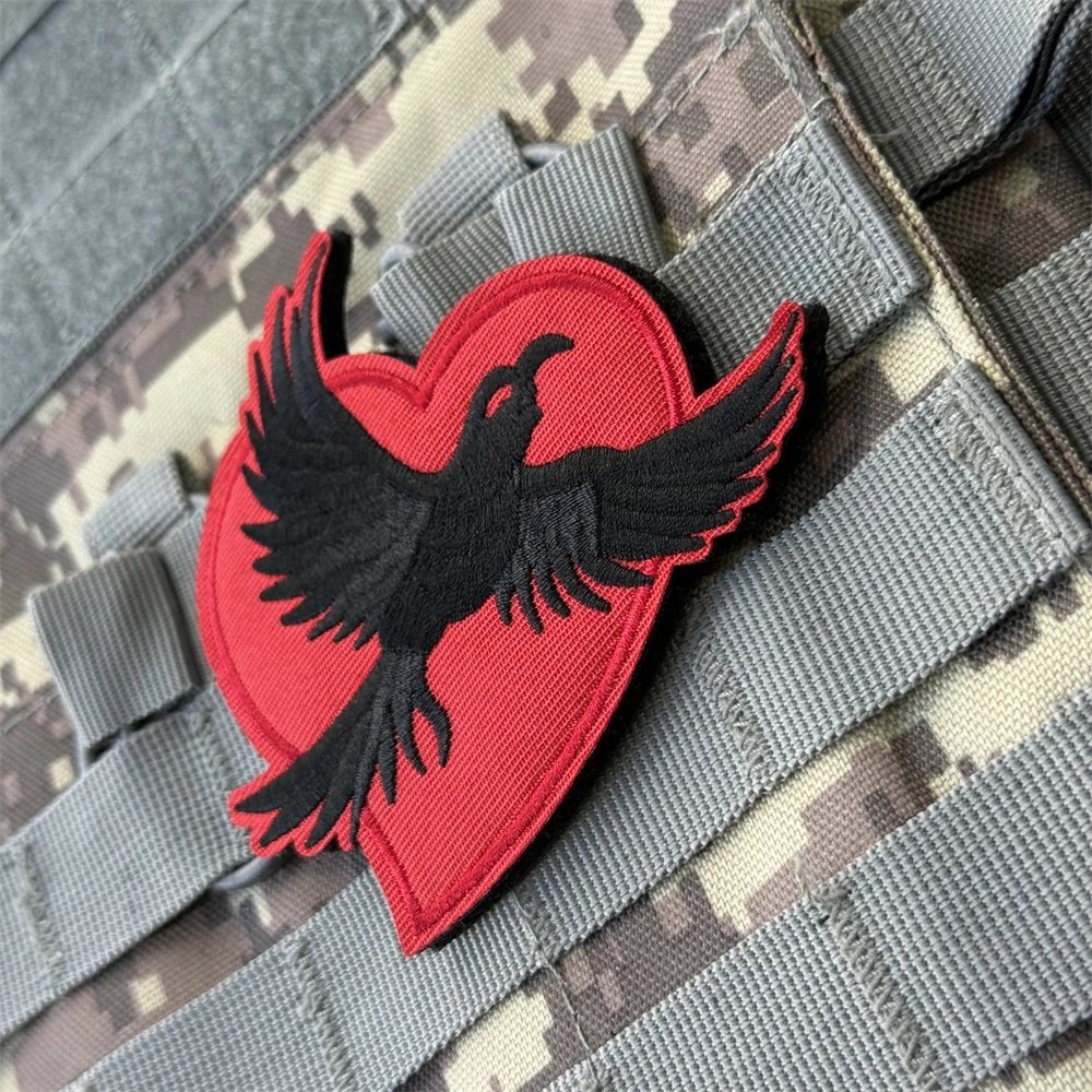 Parche táctico velcro cuervo corazón gótico – Moral para mochila