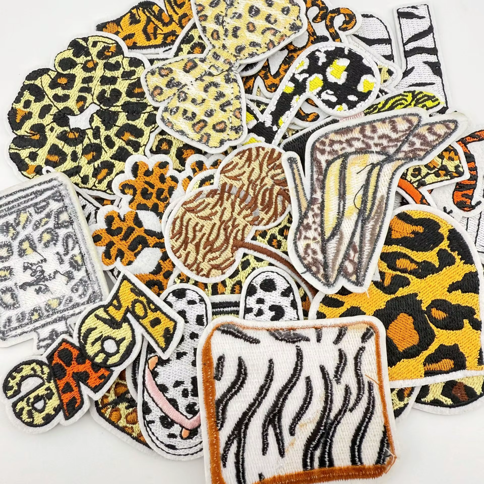 Parche termoadhesivo bordado leopardo retro labios y corazón - imagen 2