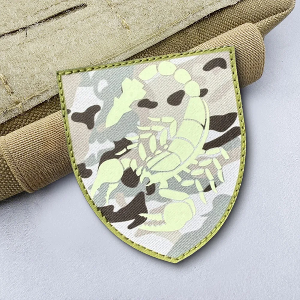 Parche táctico luminoso de moral de escorpión, parche divertido de gancho y bucle, insignia militar, brazalete, pegatinas para mochila - imagen 4