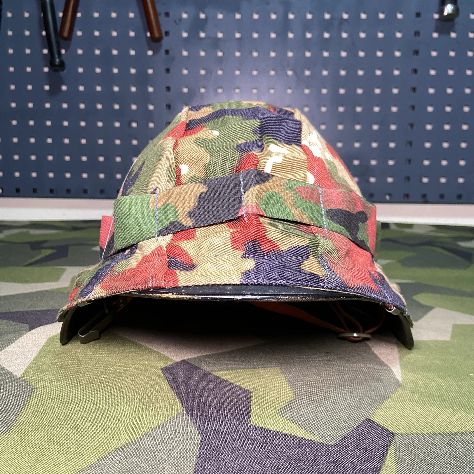 Tela de cubierta de casco de camuflaje manchado de sangre suiza para casco de acero M71/casco de acero M18 - imagen 4