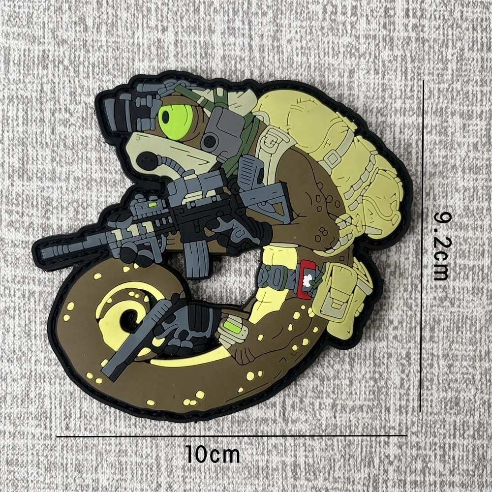 Un pequeño soldado de juguete con una pistola y una cara de rana