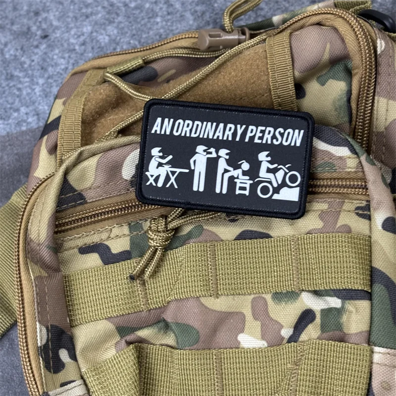 Insignia de moral táctica "AN PERSON ORDINARY", parche impreso en ropa, gancho, parches militares, pegatinas para mochila