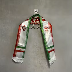 Bufanda de fútbol satén doble cara estampada con pompón Iran 2026