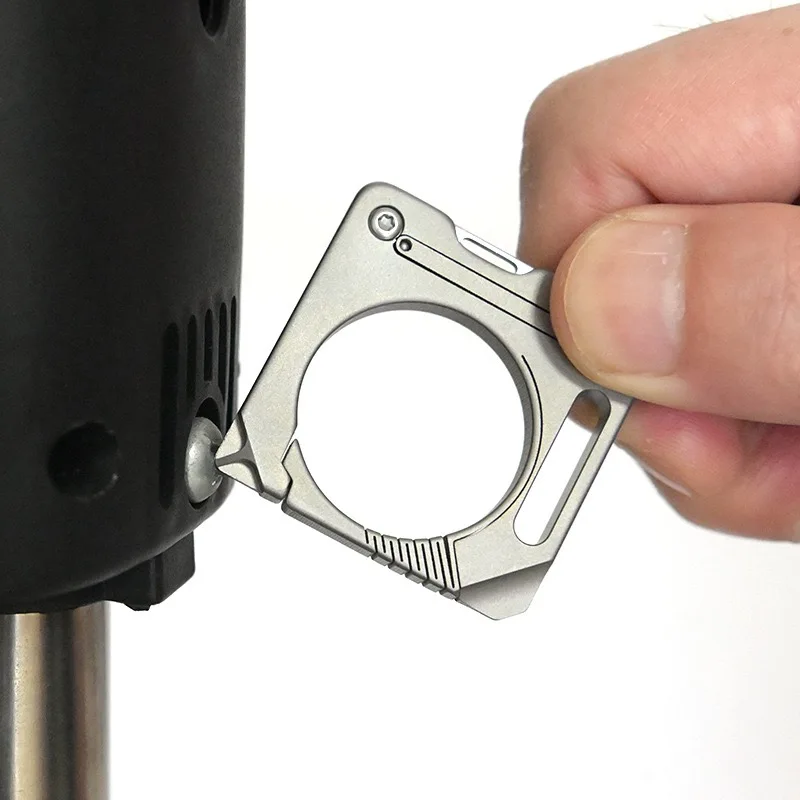 Llavero táctico de titanio con mini cuchillo plegable y cruz - imagen 5