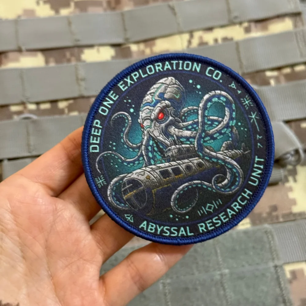 Parche táctico Abyssal con pulpo gigante y velcro para mochila - imagen 3