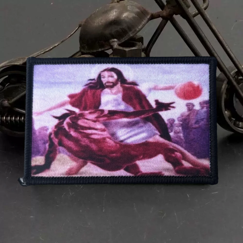 Parche estampado de Jesús Crossing The Devil Morale, emblema militar, insignias de gancho y bucle, pegatinas tácticas personalizadas del ejército divertido - imagen 5