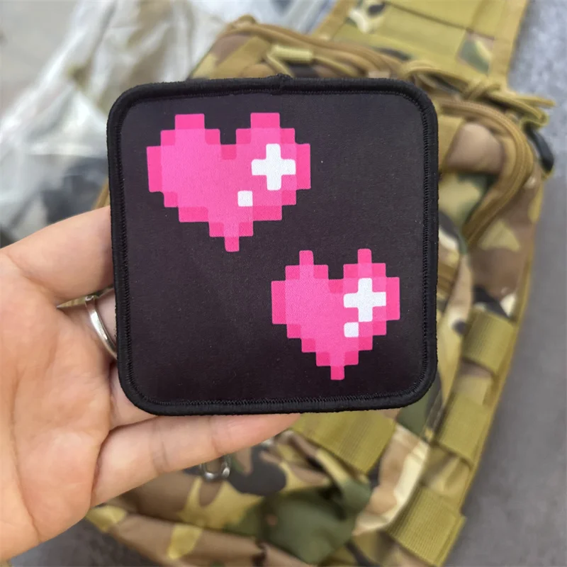 Parche con estampado de corazón de dibujos animados para ropa, insignia de moral táctica, parches con gancho, brazalete para mochila - imagen 2