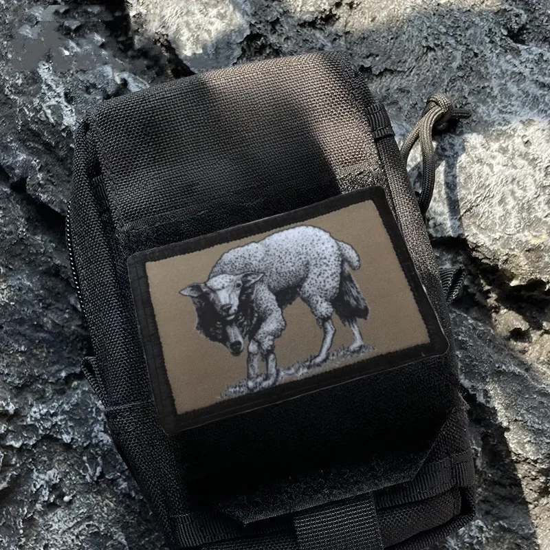 Parche táctico de lobo en ropa de oveja, bordado divertido, pegatinas de mochila de gancho y bucle, bandera militar, insignia de moral de EE. UU., brazalete de combate - imagen 2