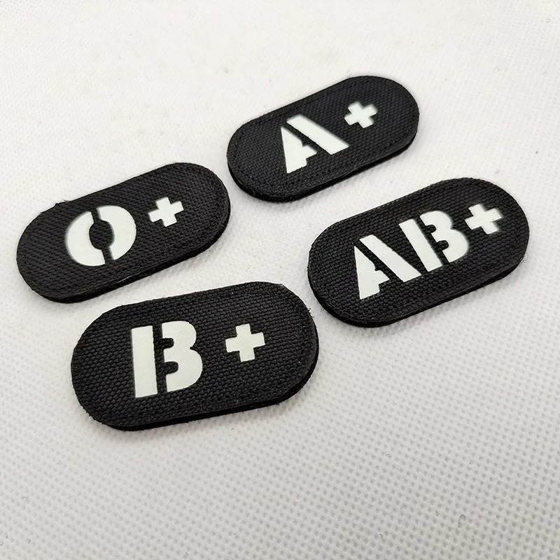 Parches reflectantes infrarrojos para el brazo, parche táctico militar con insignias de 5x2,5 cm para el tipo de sangre A B AB O positivo blanco que brilla en la oscuridad - imagen 4
