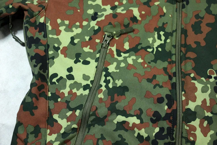 Una chaqueta de camuflaje con cremallera en el frente