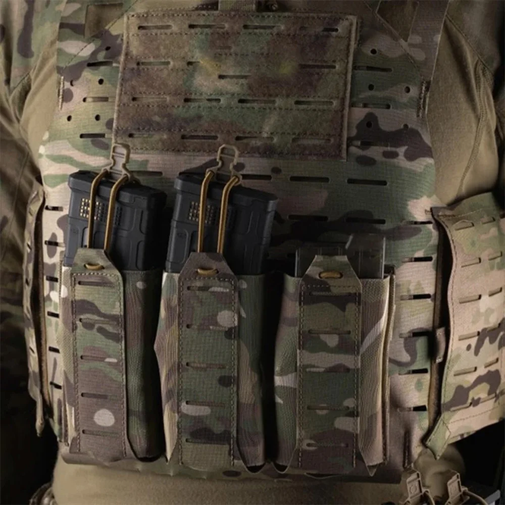 El chaleco de un soldado con una bolsa con cuatro armas