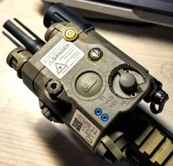 PEQ LA5-C Versión Original con Indicador de Interfaz, Iluminación LED, Láser Verde e Infrarrojo