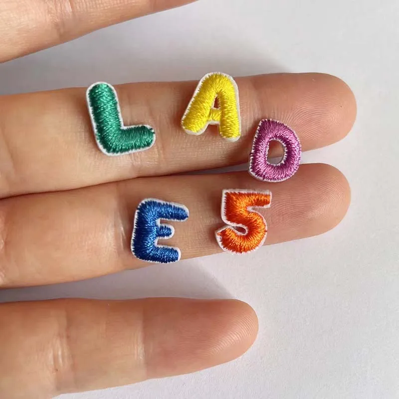 Mini insignia de letras en inglés del alfabeto de dibujos animados, pegatina para ropa A ~ Z, parches de números pequeños 0-9, apliques bordados de tela, parche para planchar - imagen 5