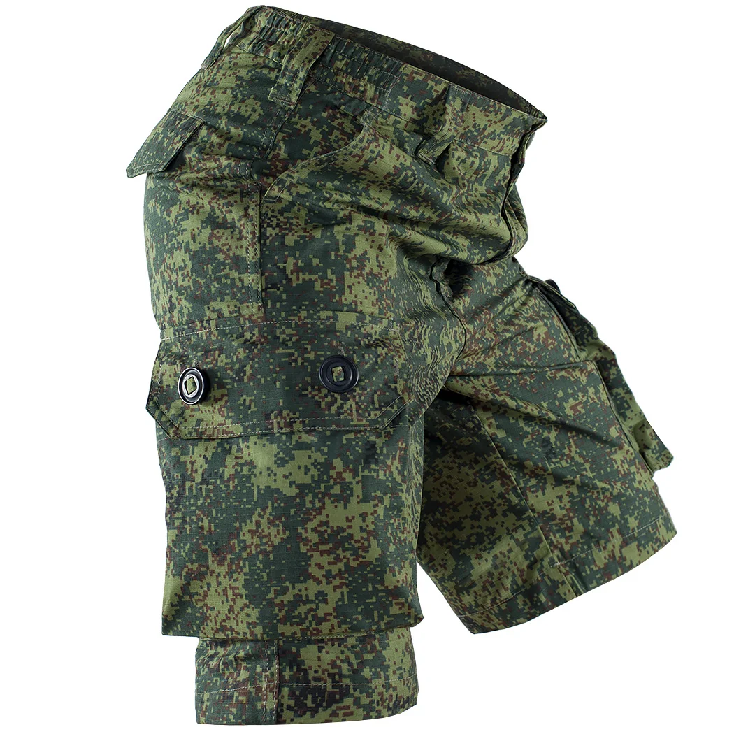 Un par de pantalones cortos de camuflaje con bolsillo en el frente