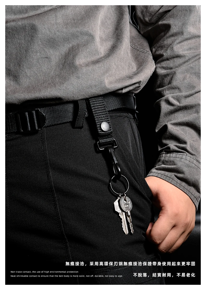 Un hombre que lleva un cinturón negro con llaves