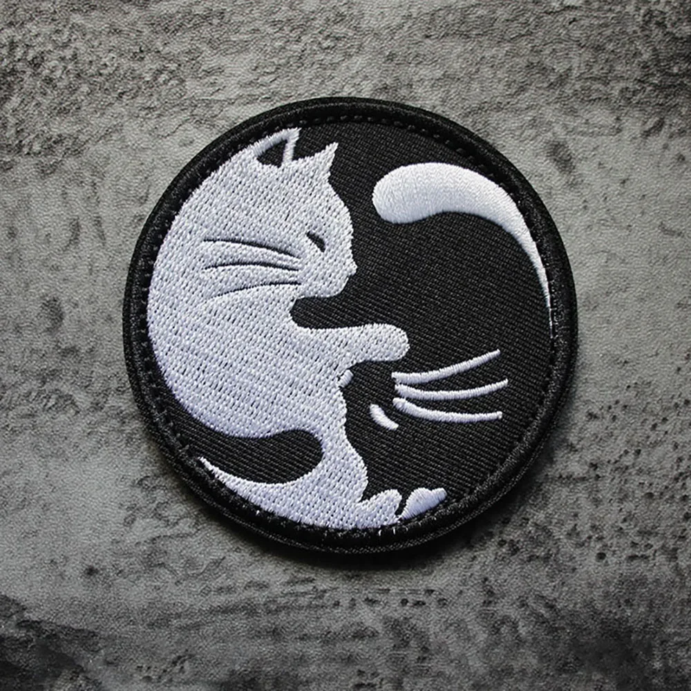 Parche de gato de Tai Chi en blanco y negro, bordado de gancho y bucle, insignia de Yin y Yang en la mochila, pegatina de brazalete de gato, Parche de moral táctica - imagen 2