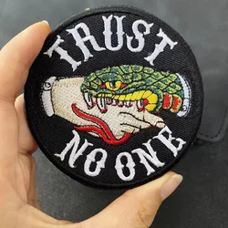 Parche bordado táctico Trust No One – Serpiente doble ojo insignia moral