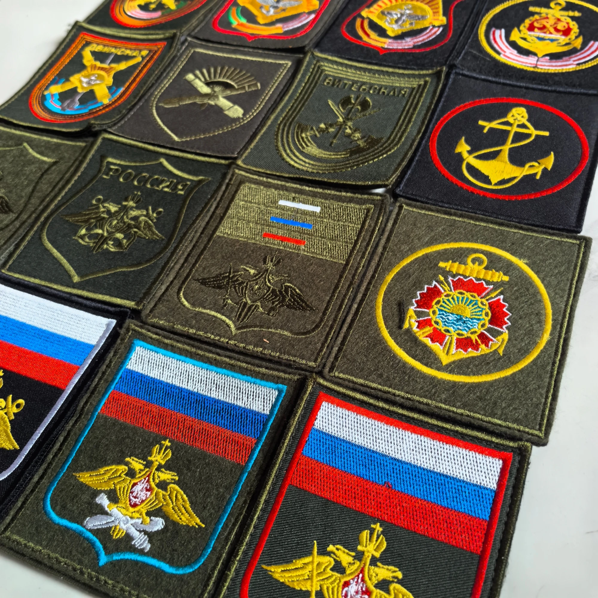 Parche de juego de hombre verde pequeño con brazalete versión bordada rusa - imagen 4