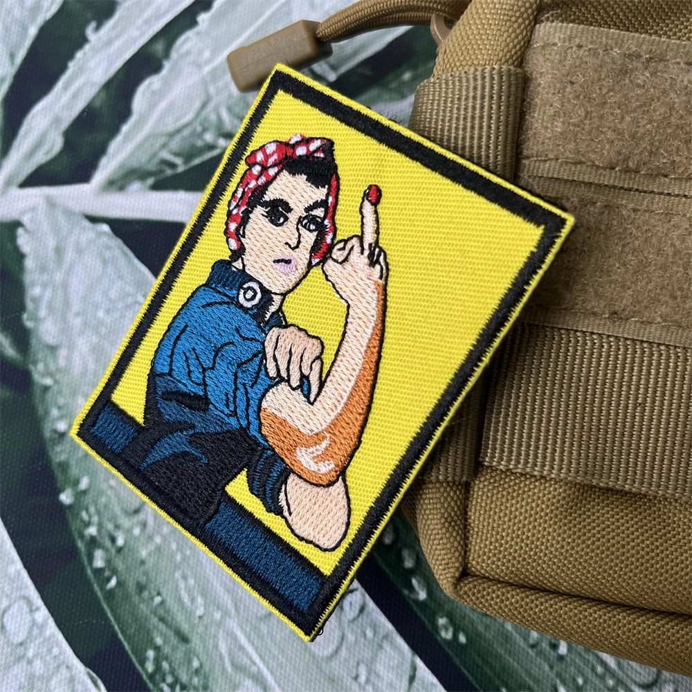 ¡Se puede hacer! Parches de insignia de moral de dedo medio, pegatinas bordadas de gancho y bucle, mochila táctica, Rosie Waved Her - imagen 2