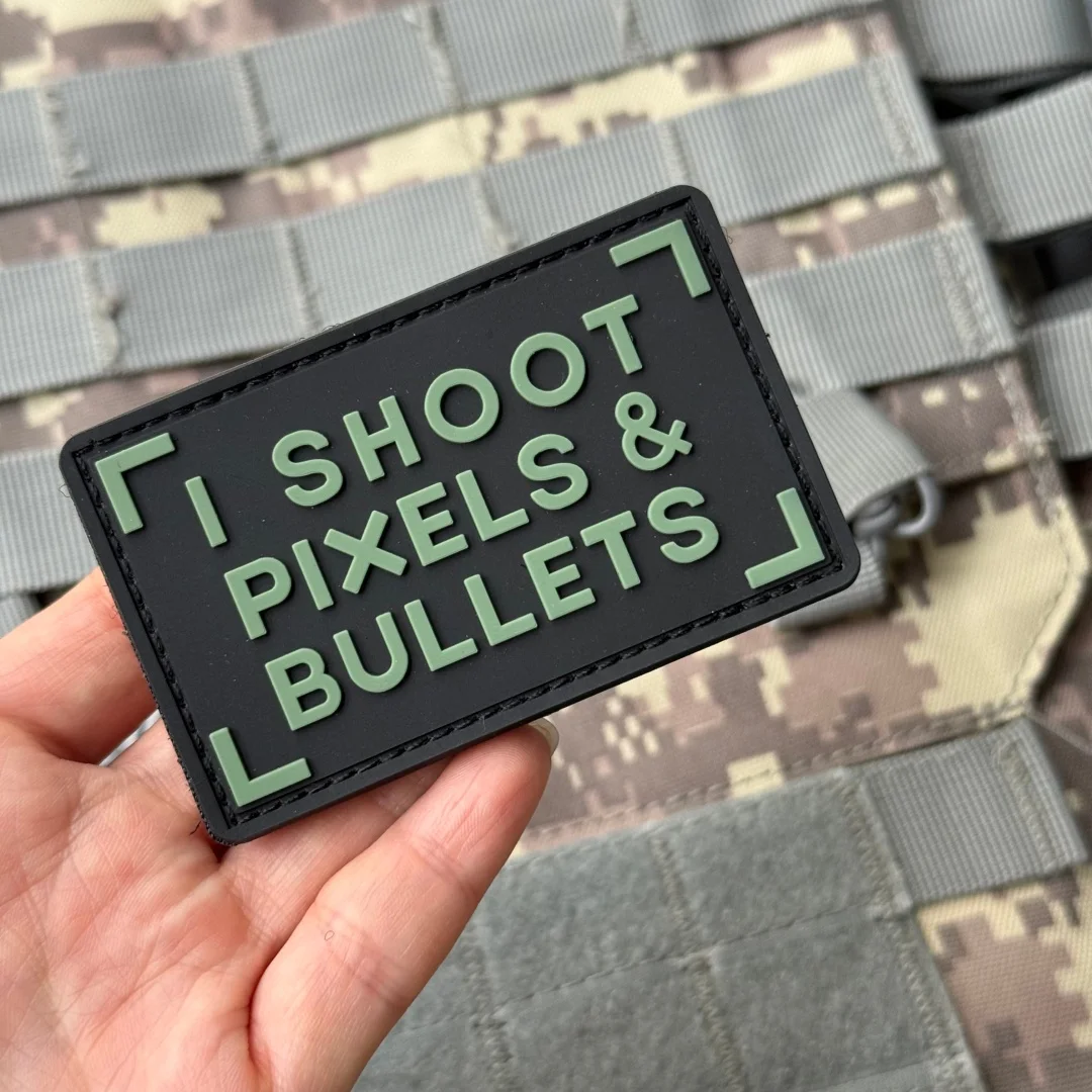Parche PVC con velcro I SHOOT PIXELS AND BULLETS – Parche táctico - imagen 4