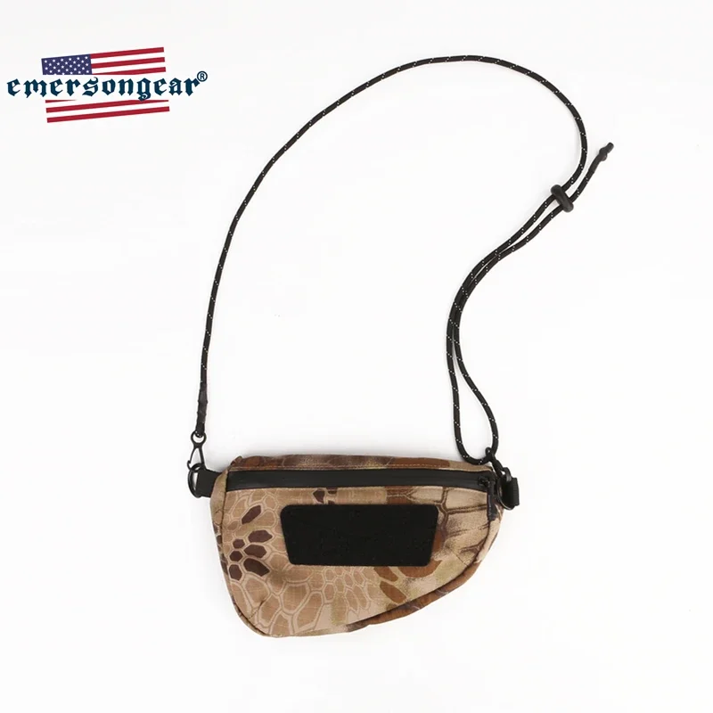 Una bolsa de camuflaje con una correa negra