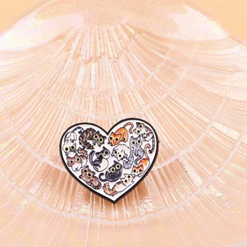 Pin de esmalte gato con corazón – broche colorido para solapa