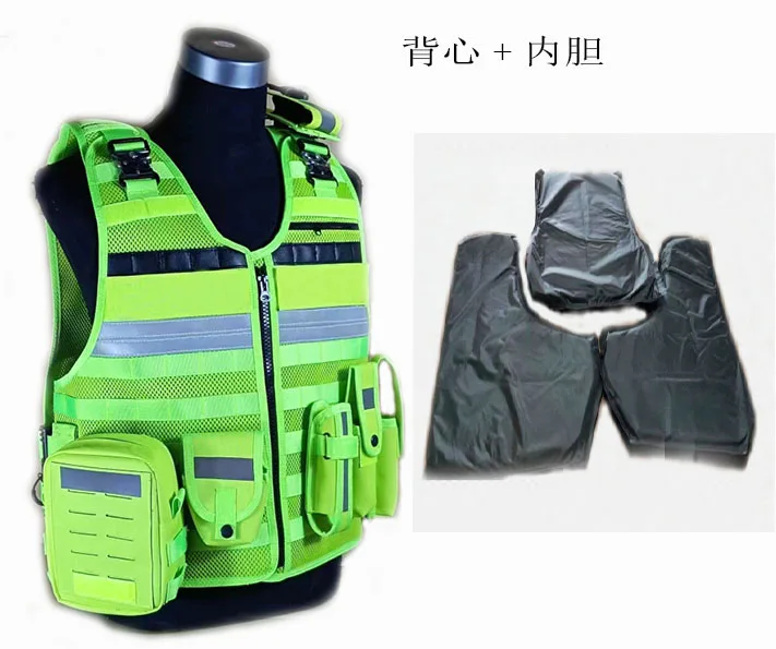 Un chaleco verde con un negro en el maniquí