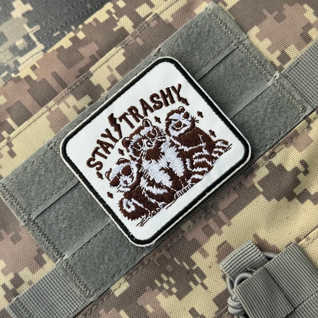 Parches bordados del equipo del escuadrón de Racoon Opossums "Stay Trashy", insignia de moral táctica del ejército, parches para ropa, pegatina militar