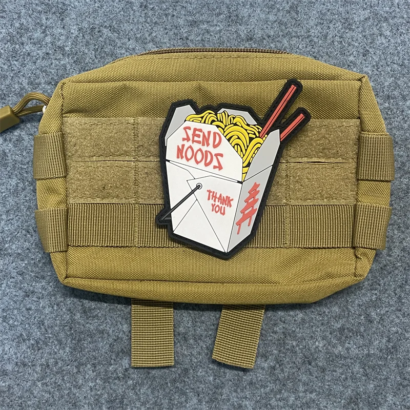 Una bolsa con un contenedor de fideos