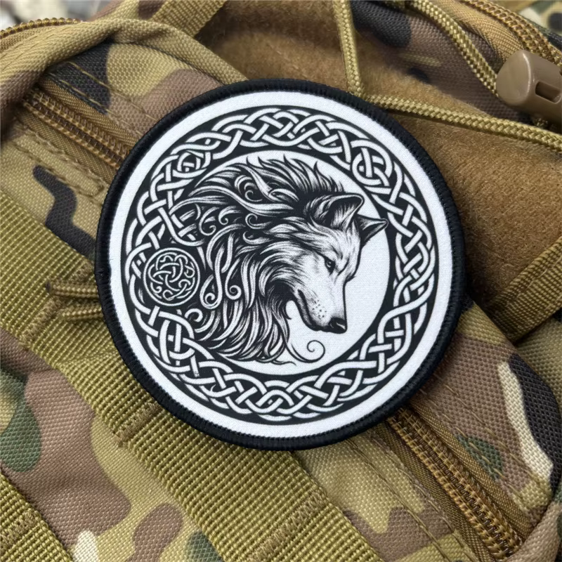 Parche militar lobo con velcro para mochila y ropa - imagen 3