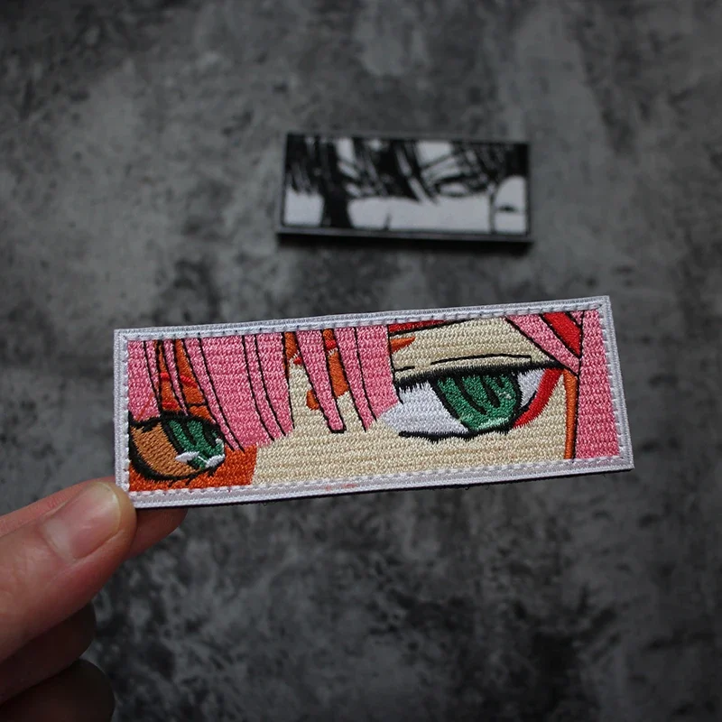 Parches de Anime bidimensionales, ojos de niña, parche de Anime de media cara, bordado de pelo rojo, insignias tácticas en mochila, brazalete con gancho - imagen 3