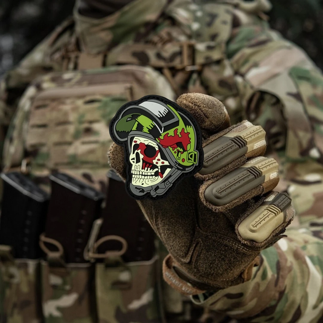 Parche con insignia de calavera con casco en moral, brazalete táctico, parches de gancho de PVC para ropa, mochila, pegatinas personalizadas