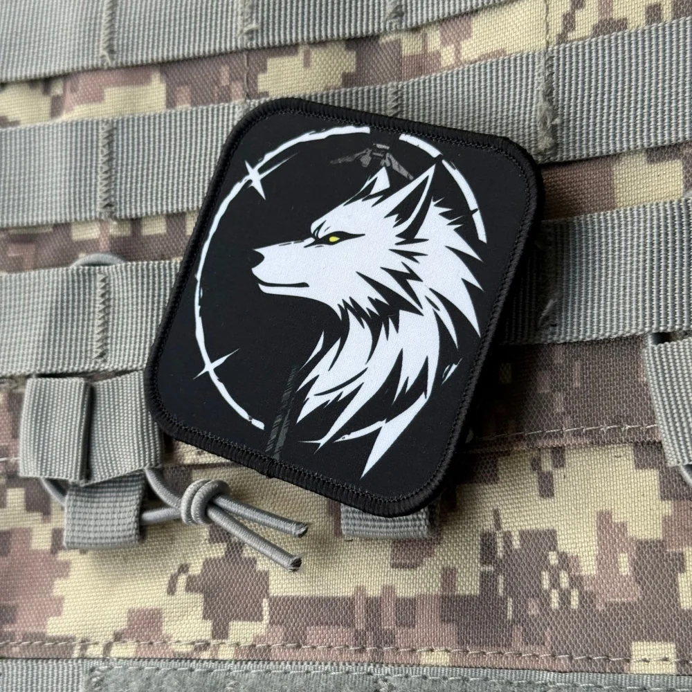 Parche táctico lobo blanco con gancho MOLLE para mochilas y exterior - imagen 4