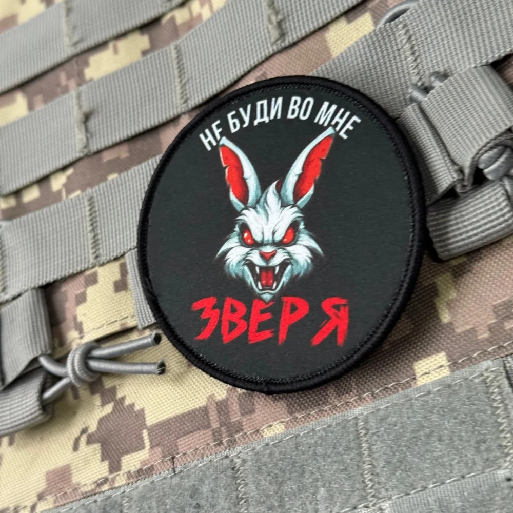 Parche táctico morale bestia conejo con velcro para mochila - imagen 3